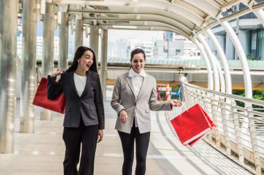 Genç işkadını dış arka plan üzerinde iyi görünüyorsun.