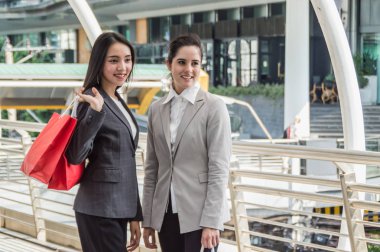 Genç işkadını dış arka plan üzerinde iyi görünüyorsun.