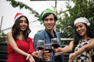 Parti içinde cam tutan genç insanlar konuşmak.