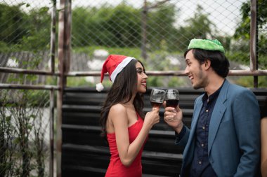 Parti içinde cam tutan genç insanlar konuşmak.