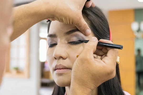 Frauen schminken Schönheit vor Dreharbeiten im Studio. — Stockfoto