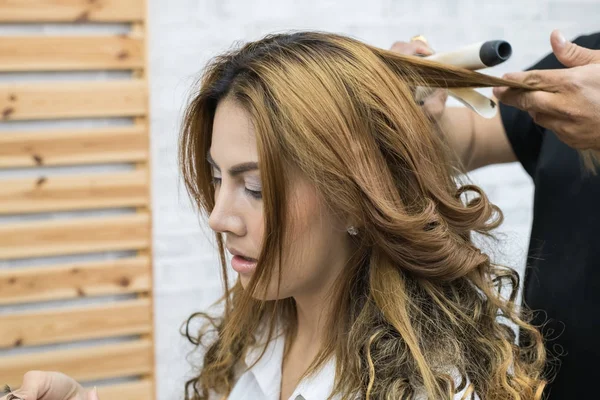 Il concetto di donne che fanno i capelli in un salone . — Foto Stock