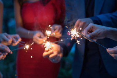 Fireworks, bir partide tutan gençler.