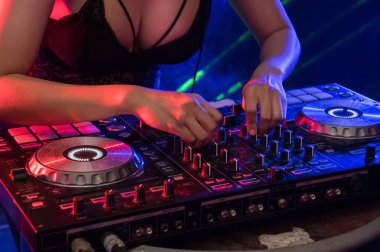 DJ denetleyicisi ve Mikser ile ritim bir müziktir.