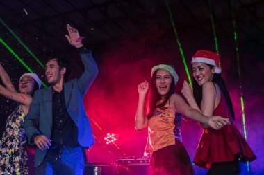 Eğlence mekanı bir gecede insanlar kutluyoruz