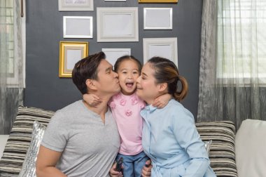 Genç kız ve anne sevgi evde gösteriliyor.