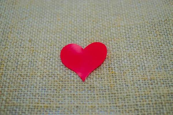Coração em forma de adesivos vermelhos no fundo . — Fotografia de Stock