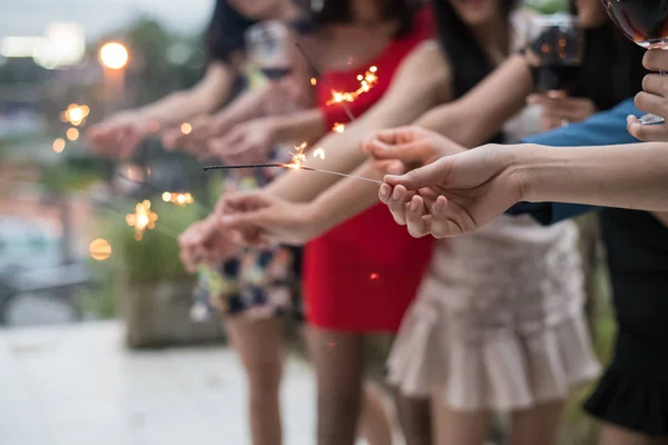 Jóvenes con fuegos artificiales en una fiesta . — Foto de Stock