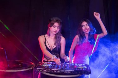 Eğlence mekanı bir gecede insanlar kutluyoruz