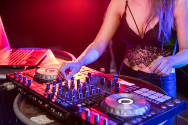 Eğlence mekanı bir gecede insanlar kutluyoruz