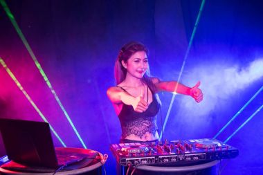 Eğlence mekanı bir gecede insanlar kutluyoruz