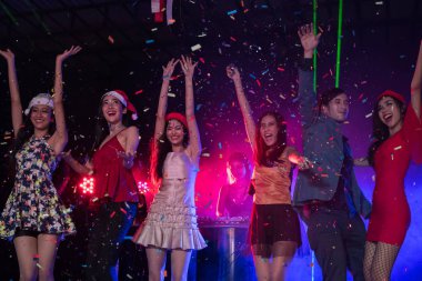 Eğlence mekanı bir gecede insanlar kutluyoruz