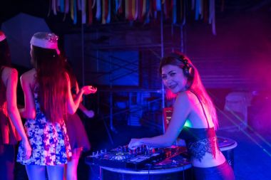 Eğlence mekanı bir gecede insanlar parti kutluyoruz.