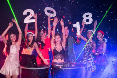 Eğlence mekanı bir gecede insanlar kutluyoruz