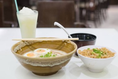 Ramen bir lezzetli Japon kendisi besindir.