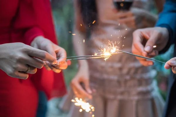 Jovens com fogos de artifício em uma festa . — Fotografia de Stock