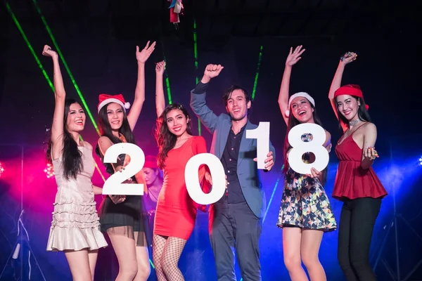 Una noche en el lugar de entretenimiento, la gente está celebrando la — Foto de Stock