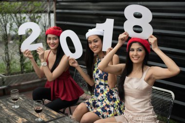 Gençlerin yeni yıl partisi kutluyoruz.