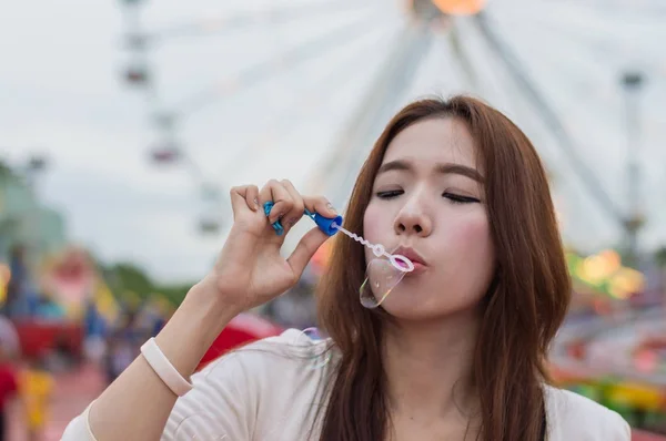 Mooie vrouwen zijn gelukkig in het pretpark. — Stockfoto