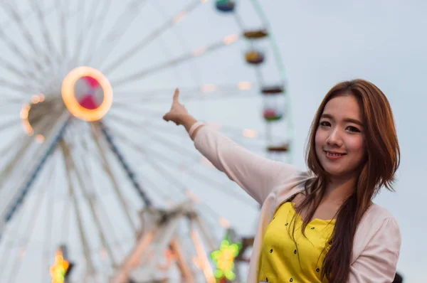 Las mujeres hermosas son felices en el parque de atracciones . — Foto de Stock