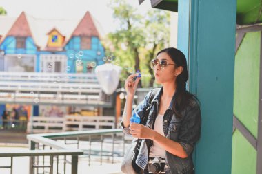 Güzel kız sabun köpüğü eğlenceli oynuyor.