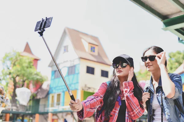 Hermosas chicas están viajando al extranjero con diversión . — Foto de Stock