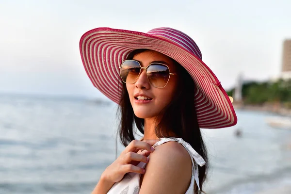 Menina bonita está andando na praia feliz . — Fotografia de Stock