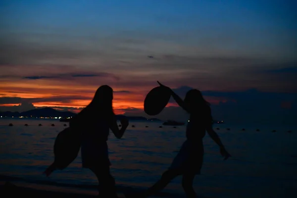 Imagem desfocada, mulher despreocupada feliz desfrutando de pôr do sol bonito em — Fotografia de Stock