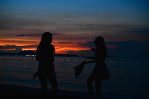 Imagem desfocada, mulher despreocupada feliz desfrutando de pôr do sol bonito em — Fotografia de Stock