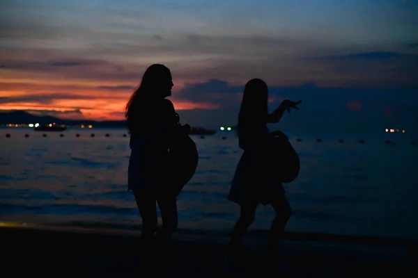 Imagem desfocada, mulher despreocupada feliz desfrutando de pôr do sol bonito em — Fotografia de Stock