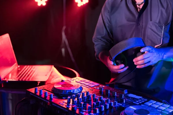 DJ es música rítmica con controlador y mezclador . — Foto de Stock
