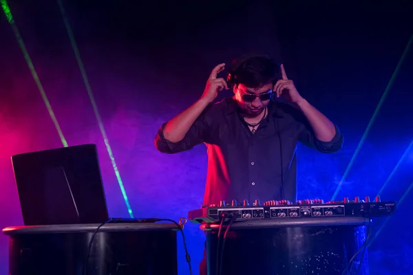 DJ es música rítmica con controlador y mezclador . — Foto de Stock