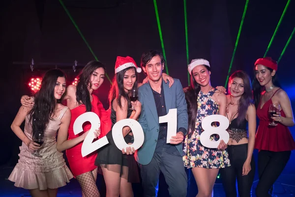 Los adolescentes están celebrando en la fiesta nocturna . —  Fotos de Stock