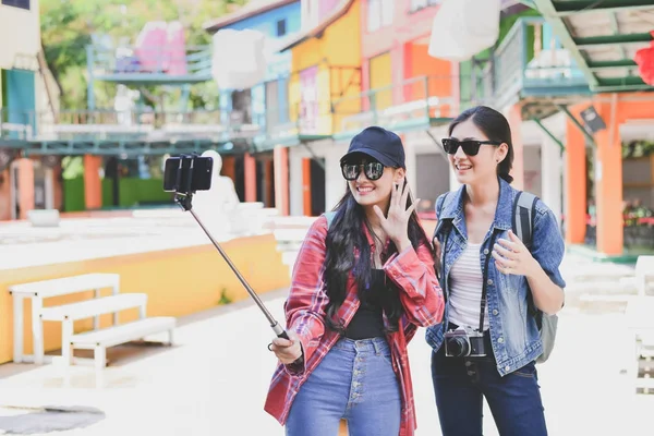 Turistas estão tirando fotos na cidade . — Fotografia de Stock