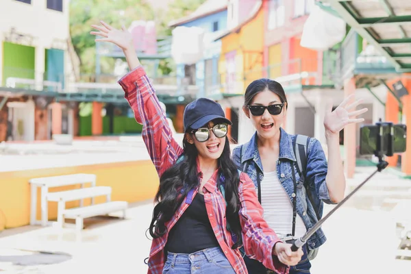 Los turistas están tomando fotos en la ciudad . — Foto de Stock