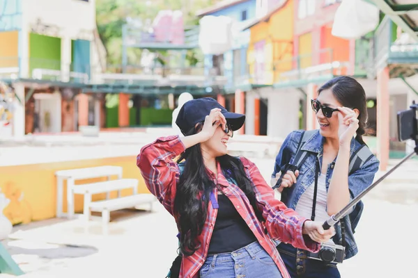 Turistas estão tirando fotos na cidade . — Fotografia de Stock