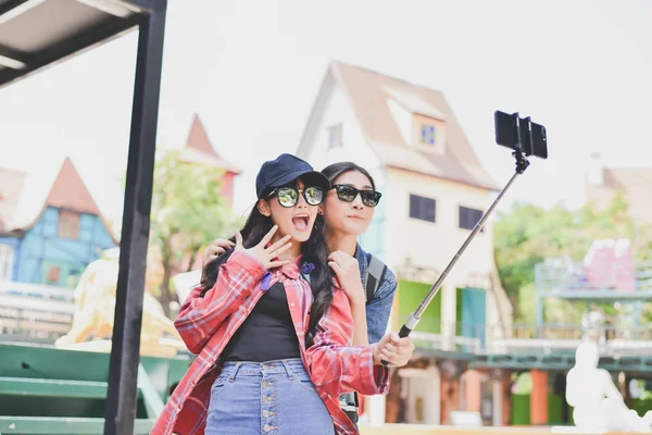 Los turistas están tomando fotos en la ciudad . — Foto de Stock
