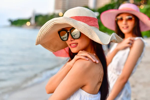 Menina bonita está andando na praia feliz . — Fotografia de Stock