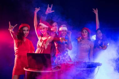 Eğlence mekanı bir gecede insanlar kutluyoruz