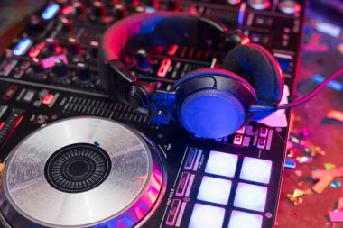 Eğlence mekanı bir gecede insanlar kutluyoruz