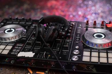 Eğlence mekanı bir gecede insanlar kutluyoruz