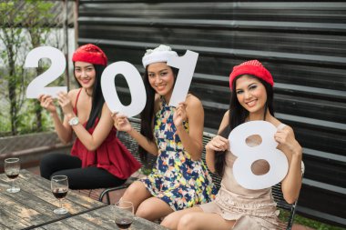 Parti içinde cam tutan genç insanlar konuşmak.