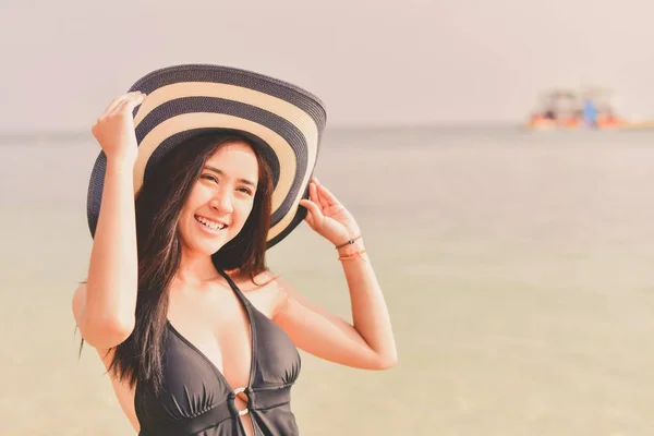 Szép nő visel egy fürdőruha a strandon játék. — Stock Fotó