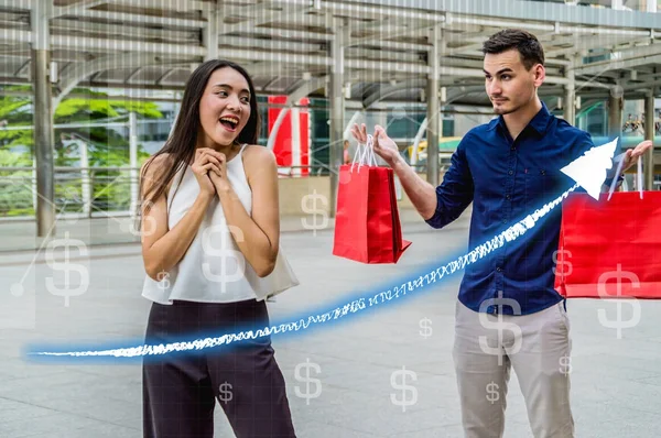 Feliz jovem casal com sacos de compras andando no shopping — Fotografia de Stock