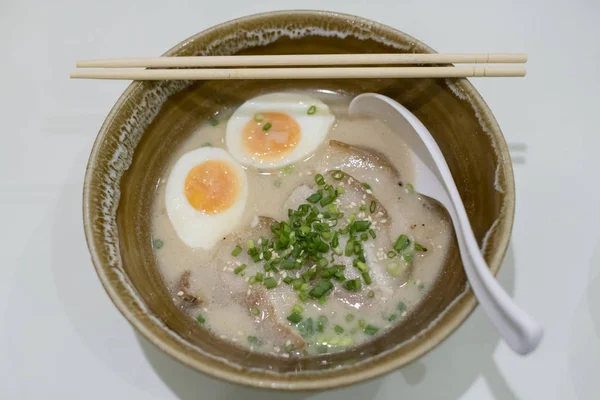 Ramen egy finom japán ételeket, önmagában. — Stock Fotó