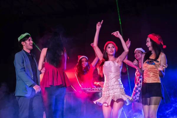 Adolescentes estão comemorando na festa da noite . — Fotografia de Stock