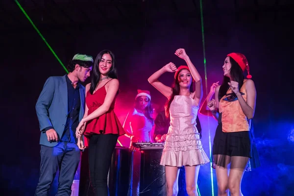 Los adolescentes están celebrando en la fiesta nocturna . — Foto de Stock