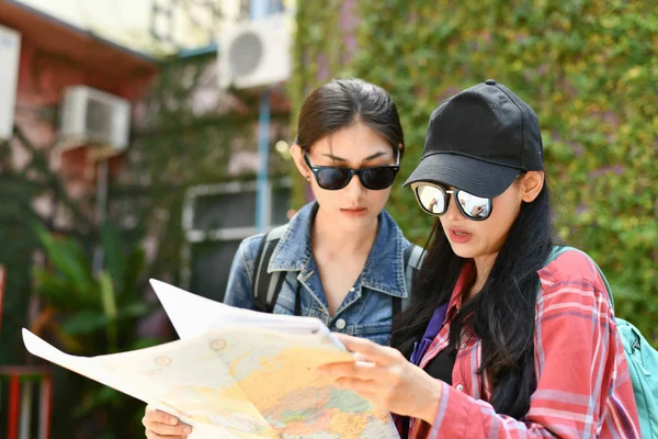 Los turistas están tomando fotos en la ciudad . — Foto de Stock