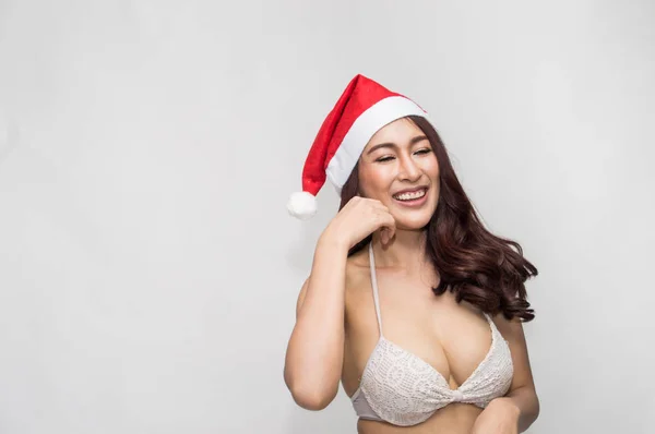 美丽的快乐的女人在性感的圣诞老人衣服. — 图库照片