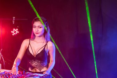 DJ denetleyicisi ve Mikser ile ritim bir müziktir.